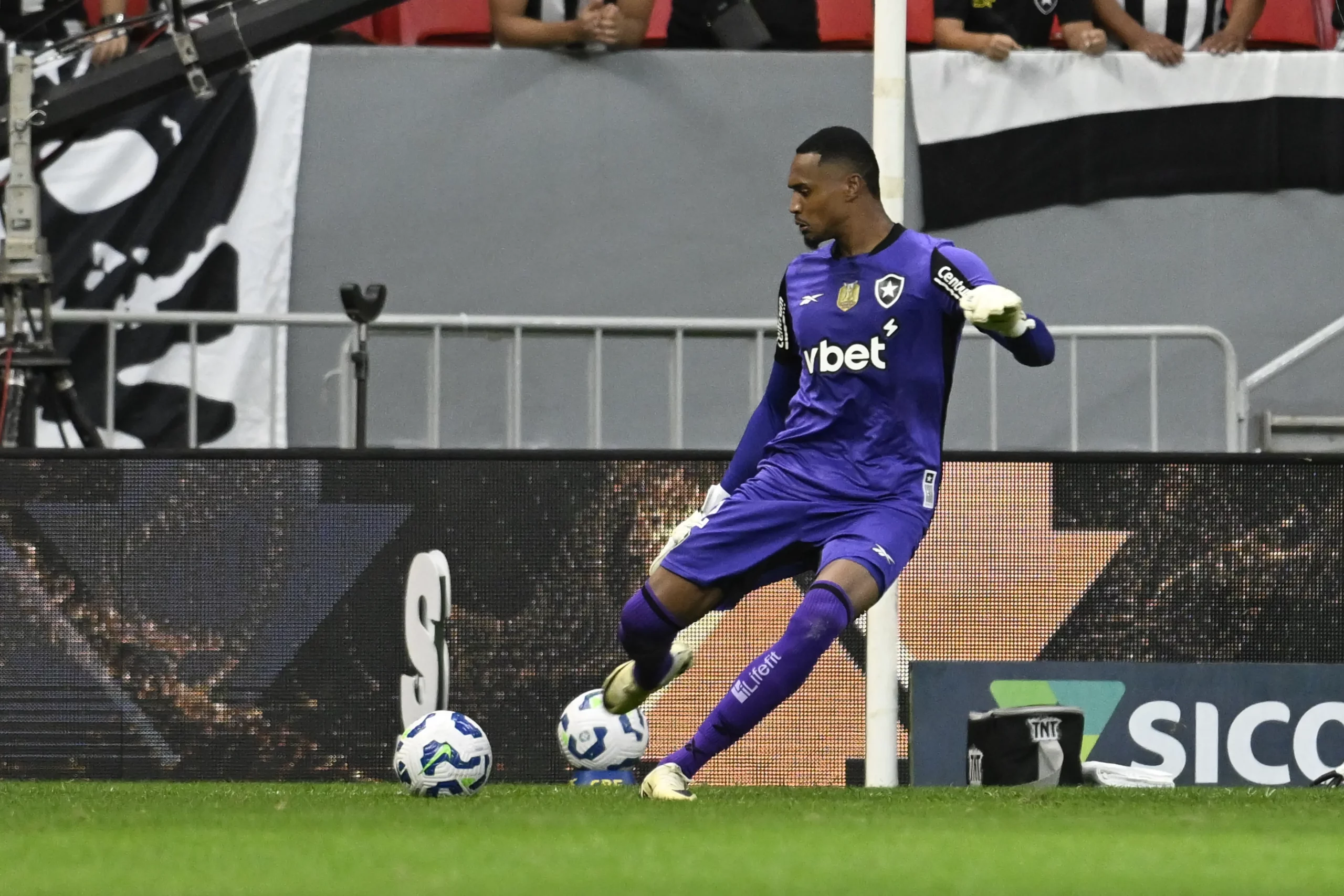 John em partida pelo Botafogo. Foto: Mateus Bonomi/AGIF