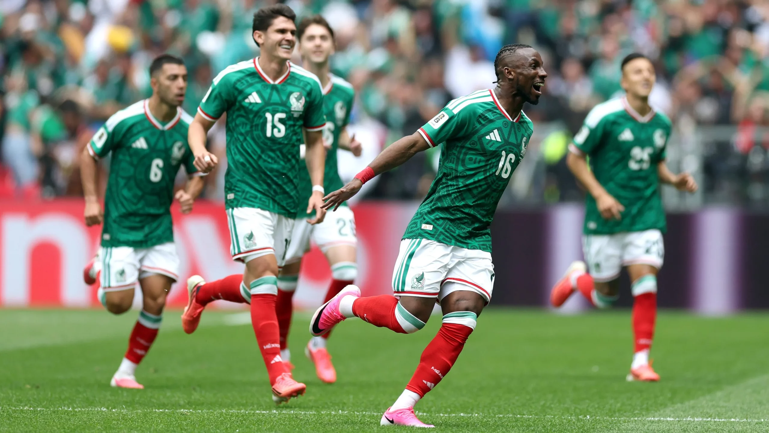 Seleção do México comemorando gol em estreia na Copa