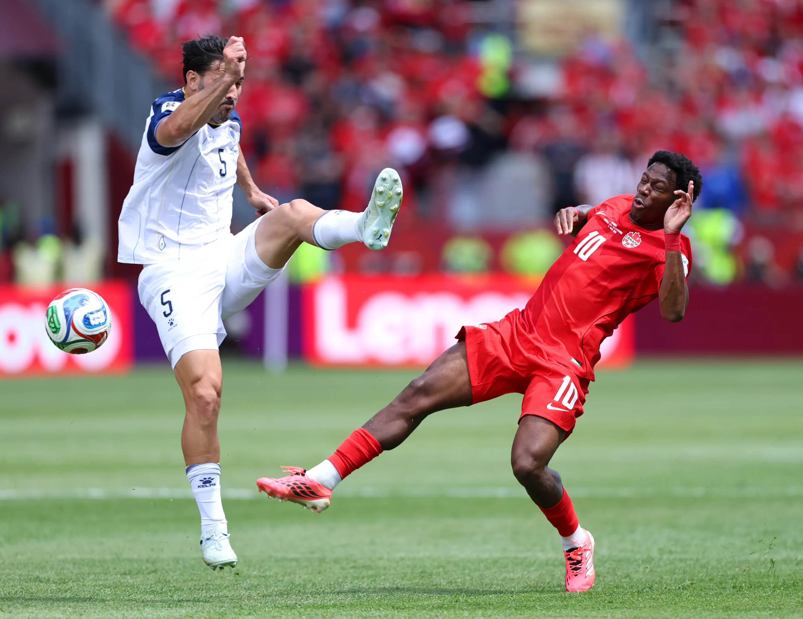 Defensor se destacou durante a partida. Photo by Francois Nel/Getty Images