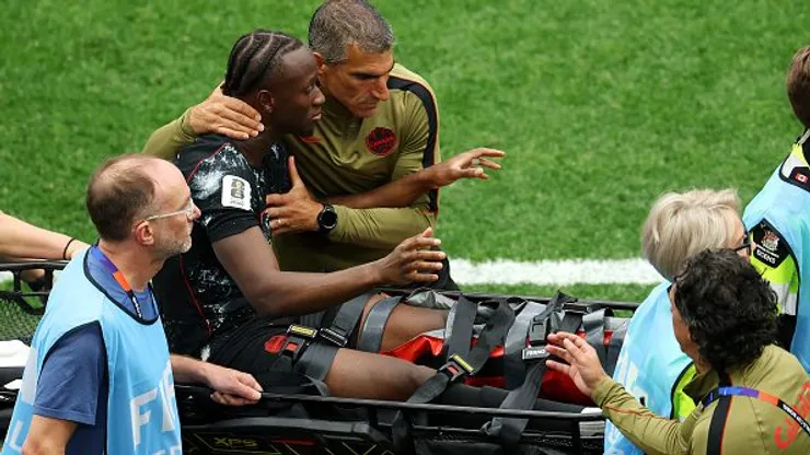 Koné quebrou a perna e deixou o gramado. Foto: Emilee Chinn