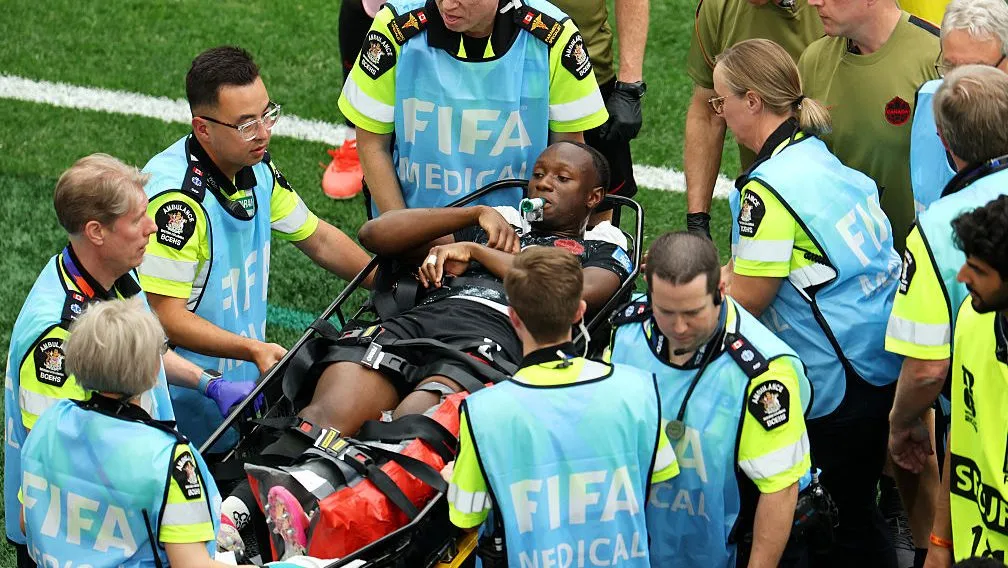 Koné sofre grave lesão. Foto: Emilee Chinn/Getty Images