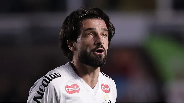 - Lautaro Diaz jogador do Santos reclama com a arbitragem