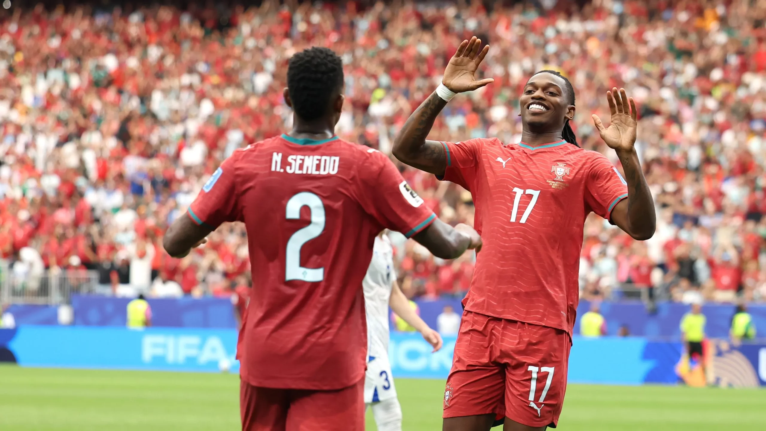 Foto: Charlotte Wilson/Getty Images  – Leão vibrando com Semedo após gol marcado.