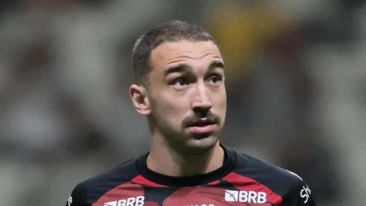 Léo Ortiz em campo com a camisa do Fla.