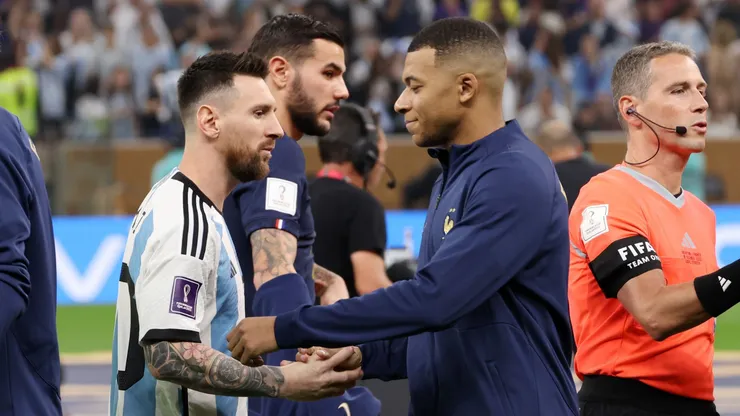 Lionel Messi e Kylian Mbappé na final da Copa do Mundo em 2022.