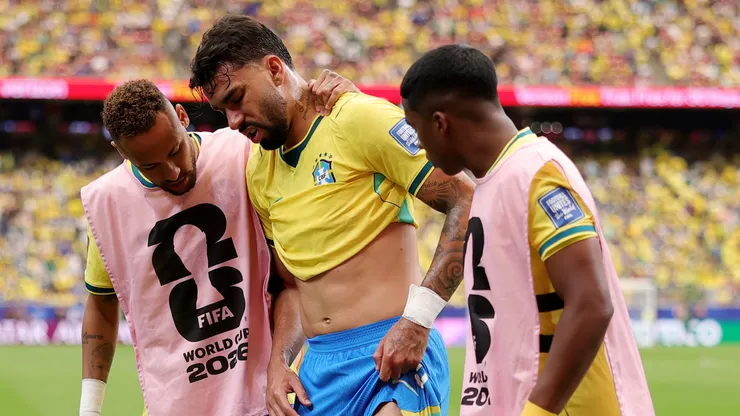 Paquetá deixou o gramado amparado por Neymar e Endrick — Foto: Alex Slitz/Getty Images
