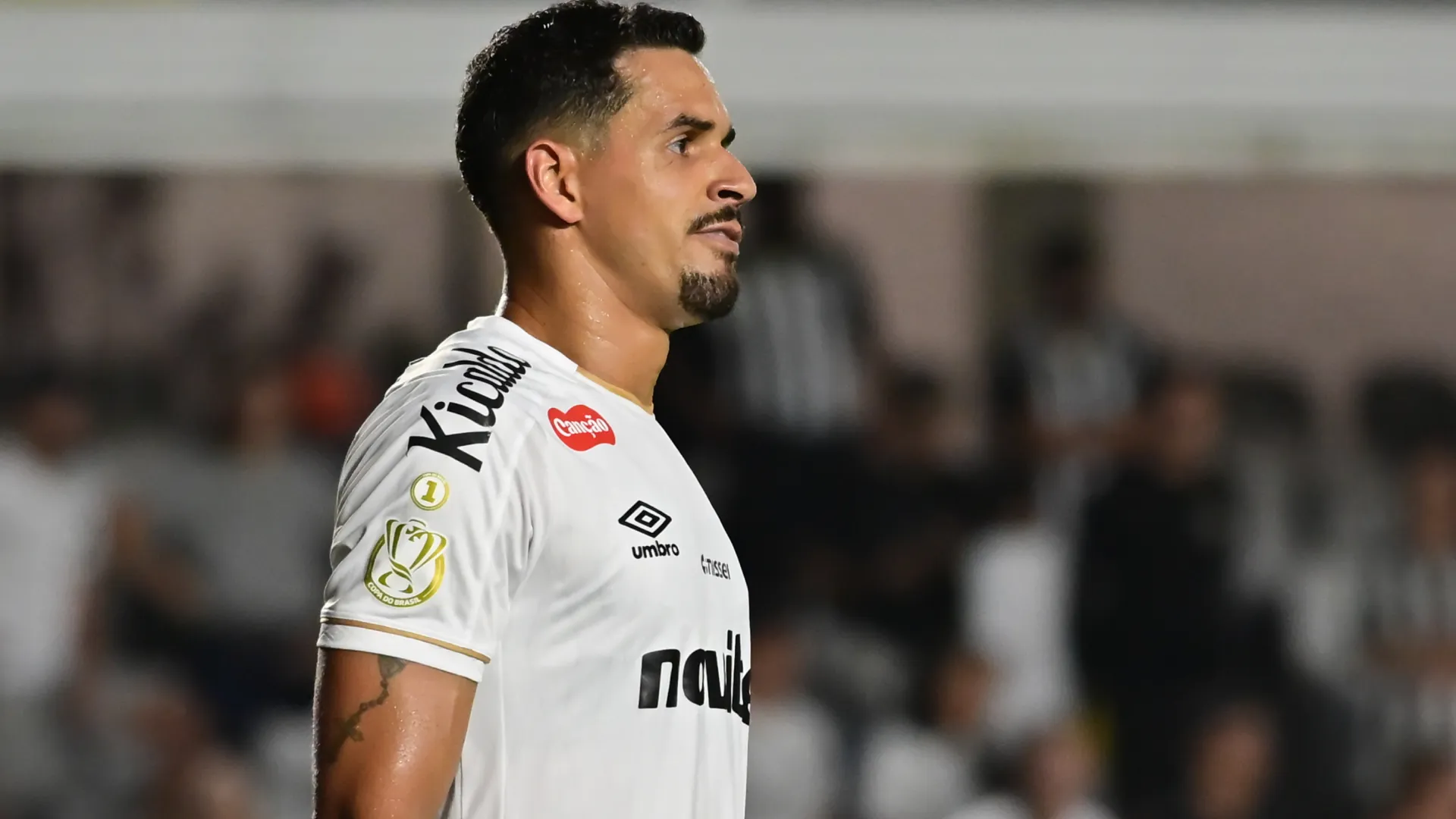 Lucas Veríssimo em ação pelo Santos – Foto: Jota Erre/AGIF