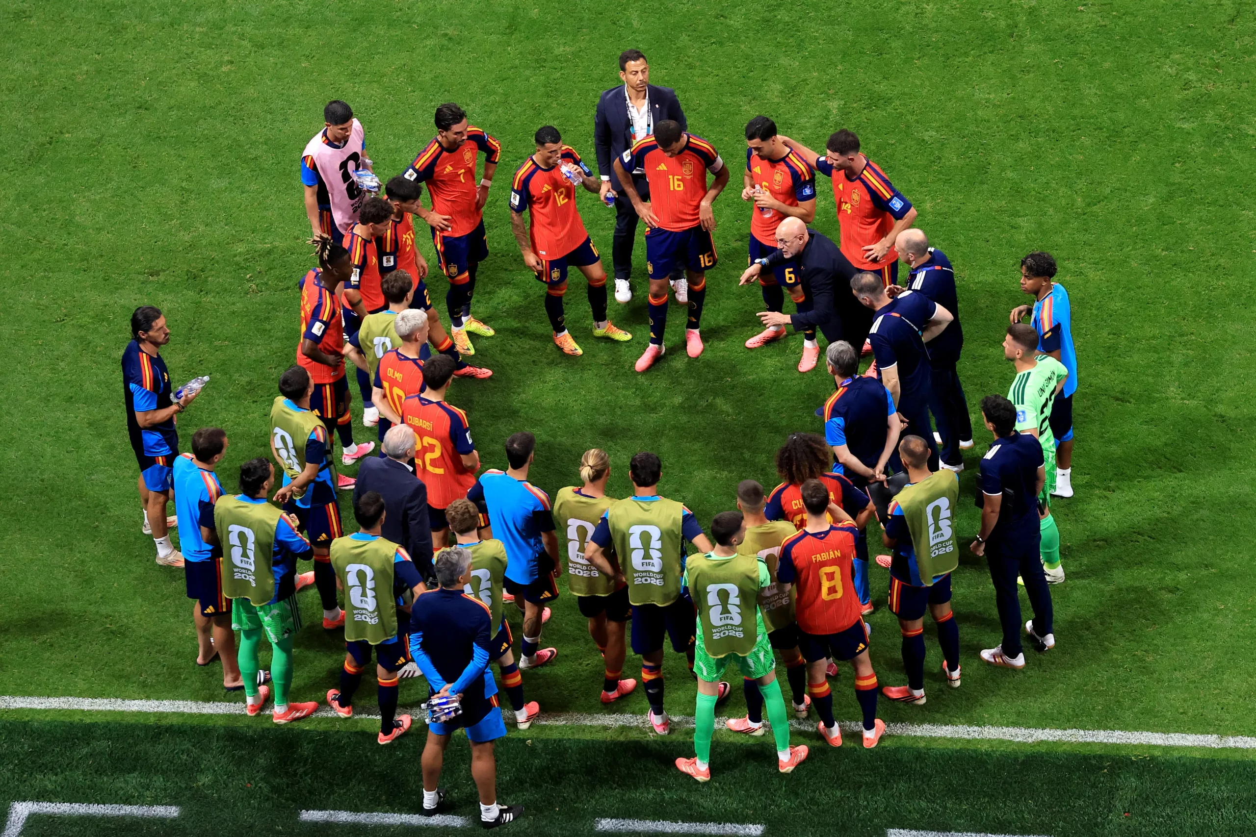 ATLANTA, GEORGIA – JUNE 21: Luis de la Fuente, Head Coach of Spain, speaks to players in the huddle at the hydration break during the FIFA World Cup 2026 Group H match between Spain and Saudi Arabia at Atlanta Stadium on June 21, 2026 in Atlanta, Georgia. (Photo by Buda Mendes/Getty Images)