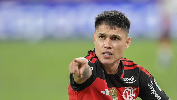Luiz Araújo em campo durante jogo contra o Coritiba no Maracanã.