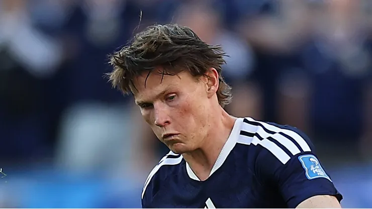 Scott McTominay em campo com a camisa escocesa.