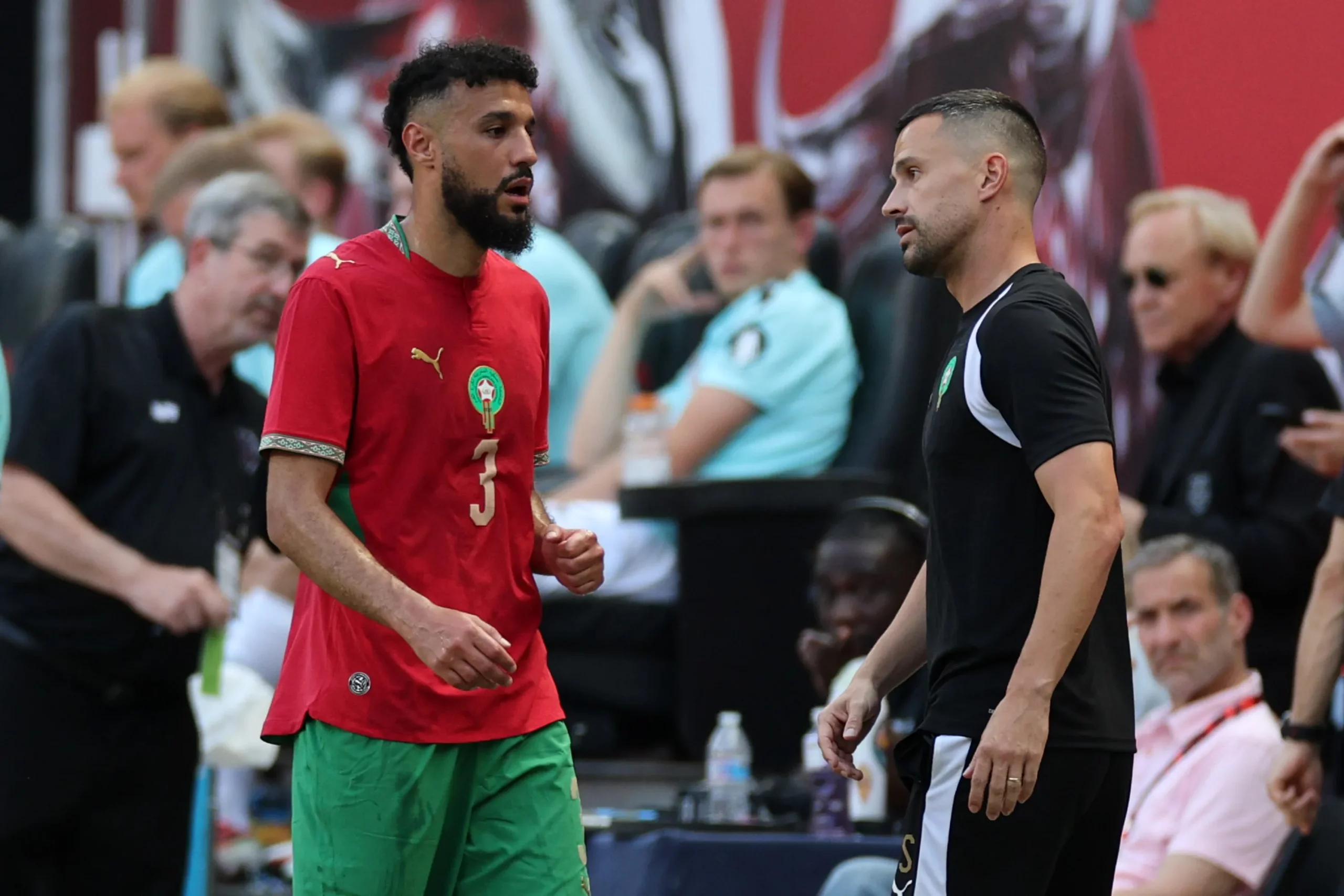 Mazraoui em ação no amistoso contra a Noruega. Foto: Vincent Carchietta/Getty Images