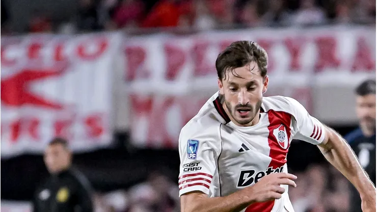 Matías Viña em ação com a camisa do River Plate.