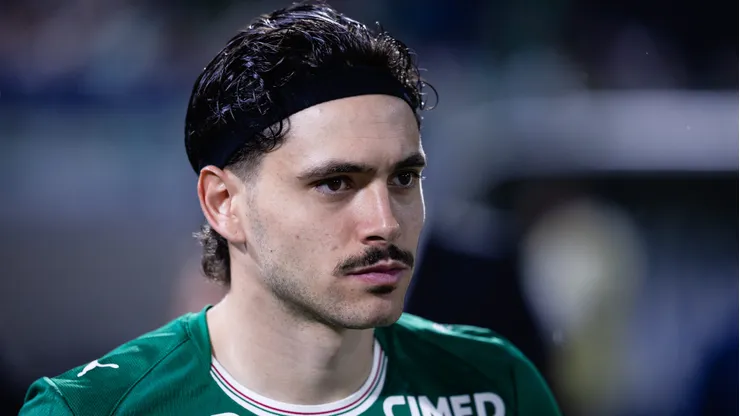 Maurício em campo durante jogo na Arena Barueri