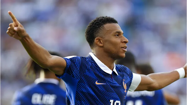 Kylian Mbappé anota dois gols contra os suecos.