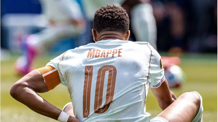 Mbappé caiu na área na primeira etapa. Foto: Marcelo Machado de Melo/IMAGO/Fotoarena