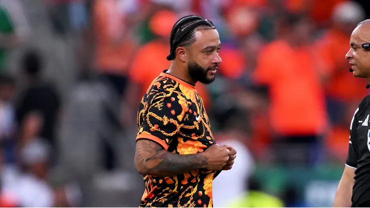 Memphis Depay conversa com o árbitro Wilton Sampaio durante a pausa para hidratação na partida entre Holanda e Marrocos. (Photo by David Ramos/Getty Images)