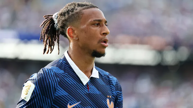 Michael Olise observa a partida da Copa do Mundo entre França e Suécia. (Photo by Al Bello/Getty Images)