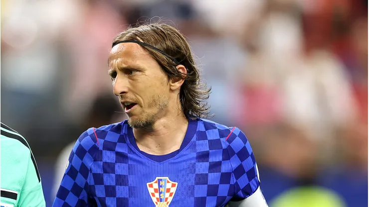 Modric conversando com o árbitro Clément Turpin durante jogo do Mundial.