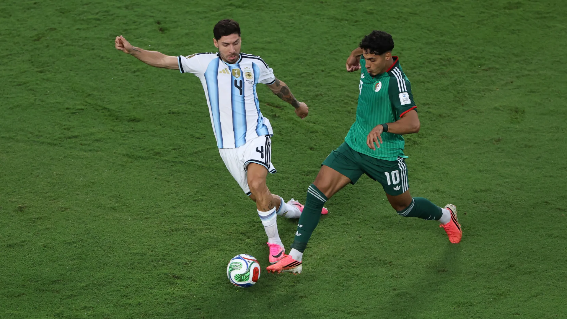 Montiel em ação pela Argentina contra a Argélia – Foto: Francois Nel/Getty Images