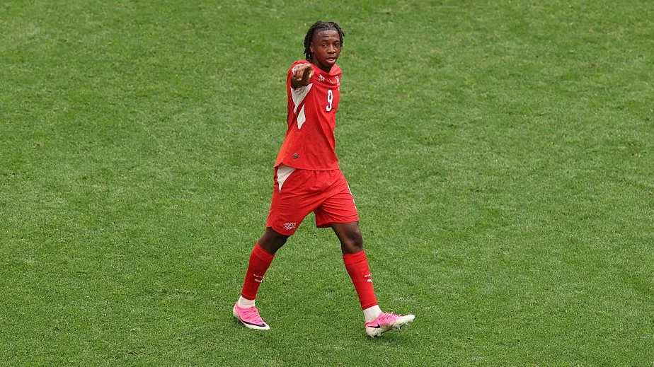 Johan Manzambi, destaque da Suíça na Copa. Foto: Fran Santiago/Getty Images