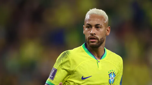 Foto: Alex Grimm/Getty Images – Neymar em ação com a camisa da Seleção Brasileira.