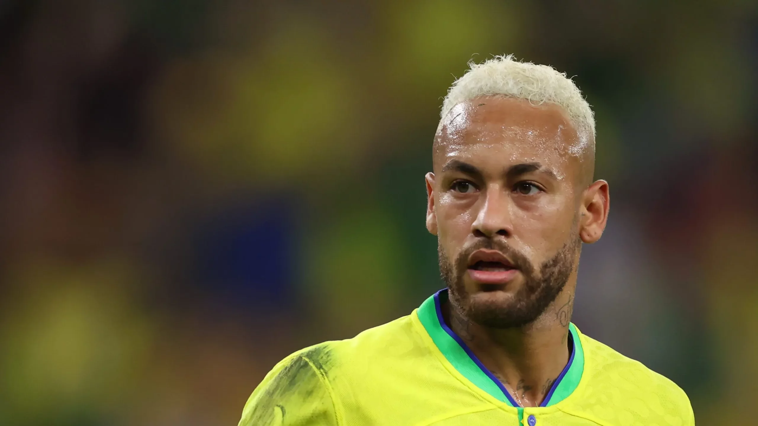 Foto:  Alex Grimm/Getty Images – Neymar em campo com a camisa do Brasil.