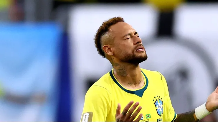 Neymar com a camisa 10 do Brasil.