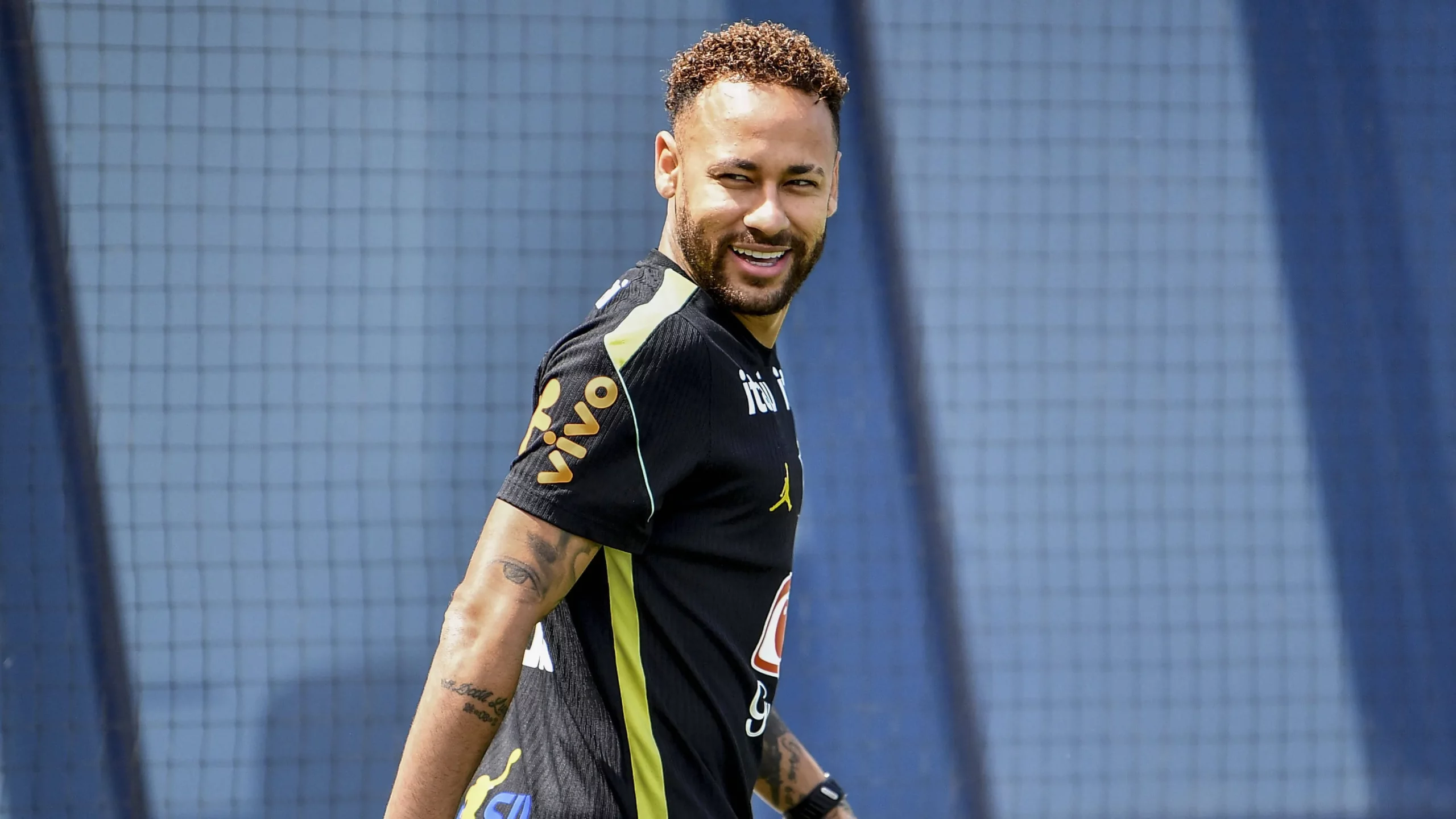 Neymar voltando – Foto: IMAGO / Sports Press Photo