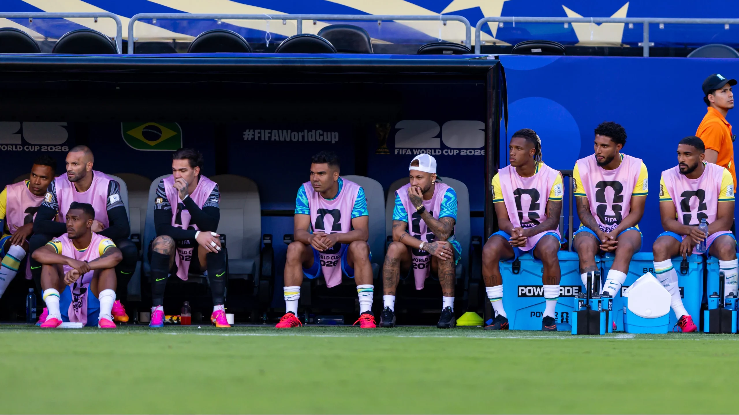Neymar sentado no banco de reservas. Foto: Rodolfo Buhrer/AGIF