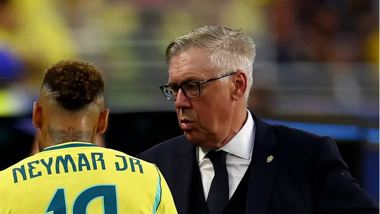 Ancelotti dando instruções a Neymar na beira do campo.