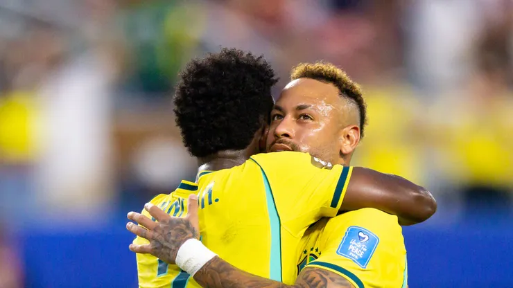 Vini Jr. comemorando vitória da Seleção ao lado de Neymar.