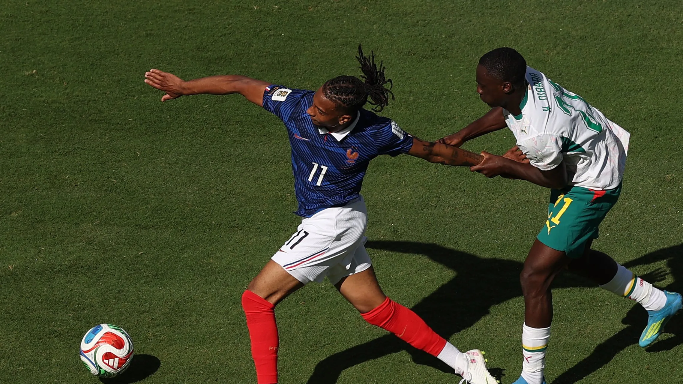 Olise durante a estreia da Copa. Foto: Darrian Traynor/Getty Images