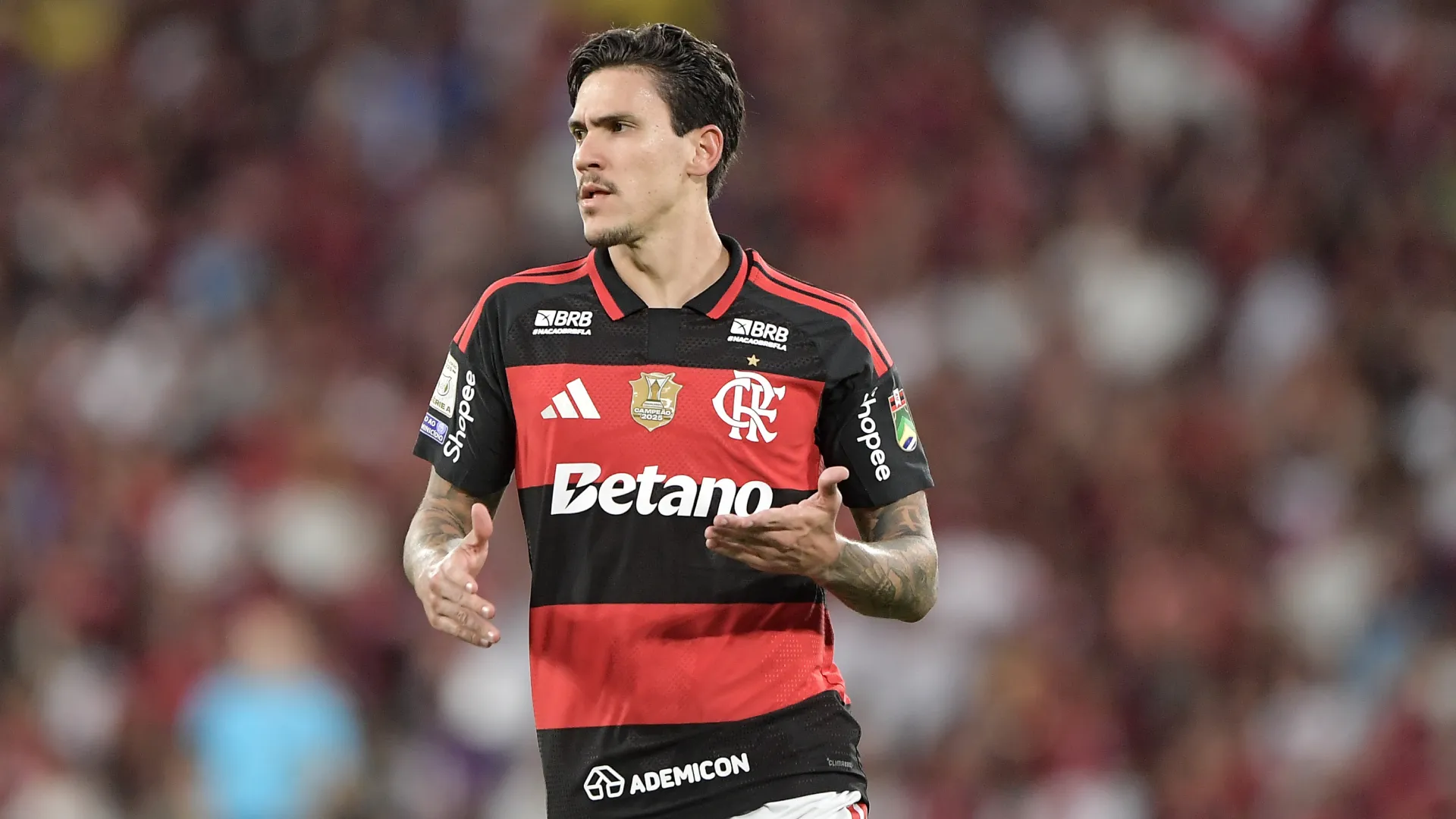 Pedro em ação pelo Flamengo contra o Coritiba – Foto: Thiago Ribeiro/AGIF
