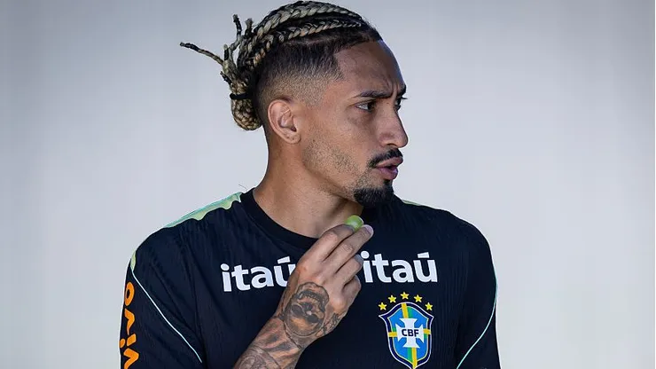 Raphinha foi mal na estreia do Brasil e a torcida agiu de forma repugnante contra a esposa do atacante - (Photo by Ira L. Black/Getty Images)