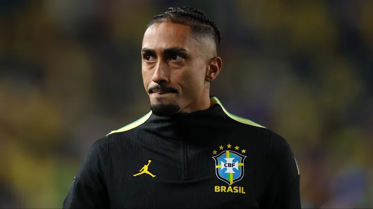 Raphinha não foi cortado da Copa. Photo by Darrian Traynor/Getty Images