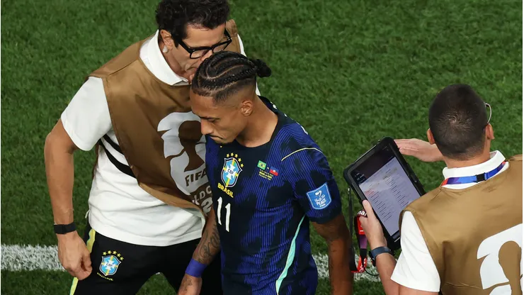 Raphinha deixa o campo com suspeita de lesão.