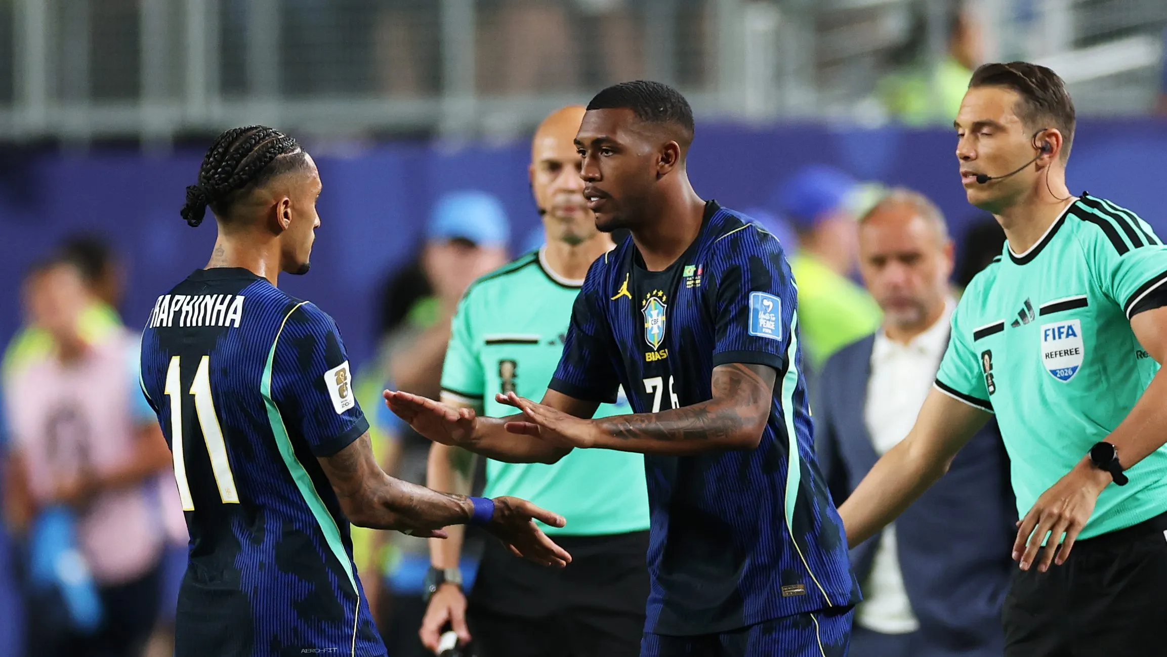 Lesionado, Raphinha foi substituído ainda na etapa inicial e preocupa comissão técnica – Foto: Dan Mullan/Getty Images
