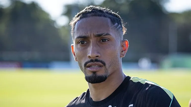 Raphinha em treino do Brasil. Foto: Ira L. Black/Getty Images