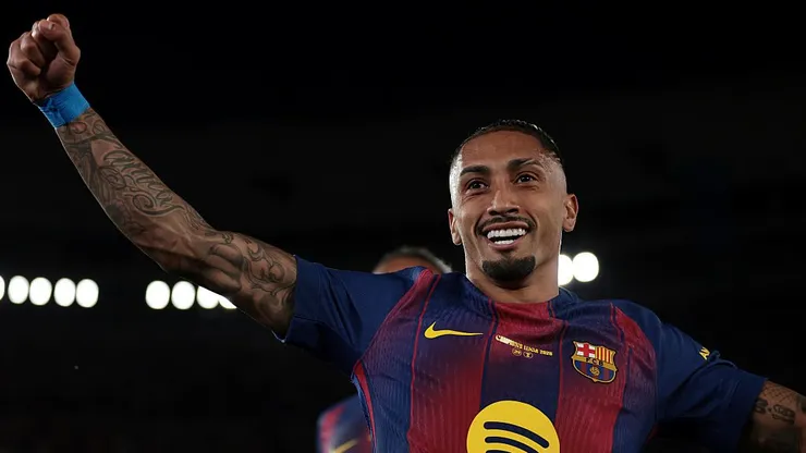 Raphinha, do FC Barcelona, celebra após marcar gol durante a partida contra Real Betis pela LaLiga EA Sports. Eric Alonso/Getty Images