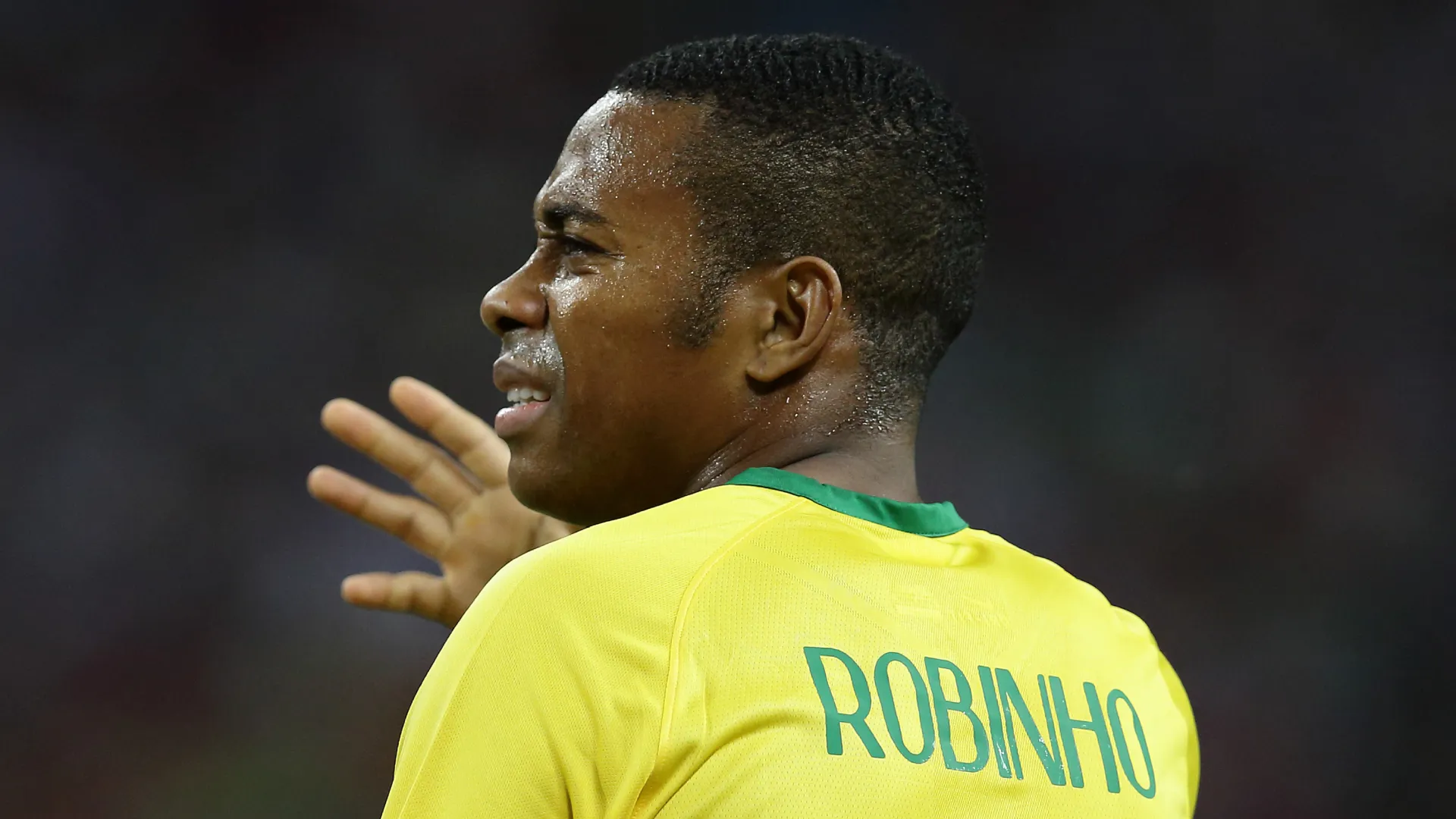Robinho com a camisa da Seleção Brasileira – Foto: Suhaimi Abdullah/Getty Images