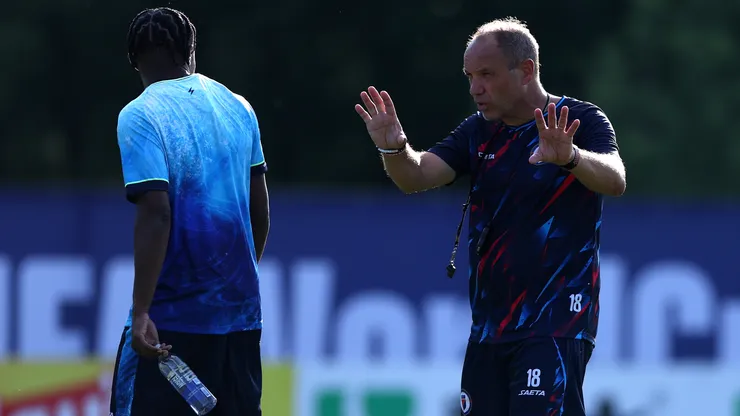 Sébastien Migné, técnico do Haiti, 'comemora' ausência de Neymar durante coletiva - Foto: Mattia Ozbot/Getty Images