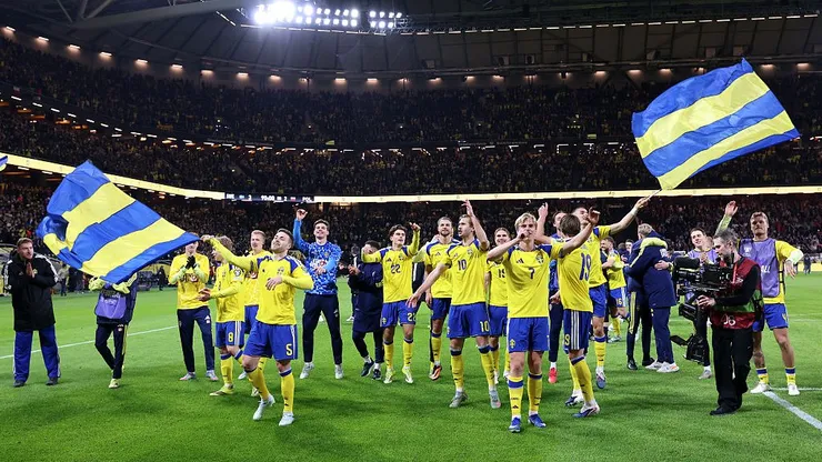 Jogadores da Suécia celebram vitória contra a Polônia durante as Eliminatórias para a Copa do Mundo 2026. Michael Campanella/Getty Images