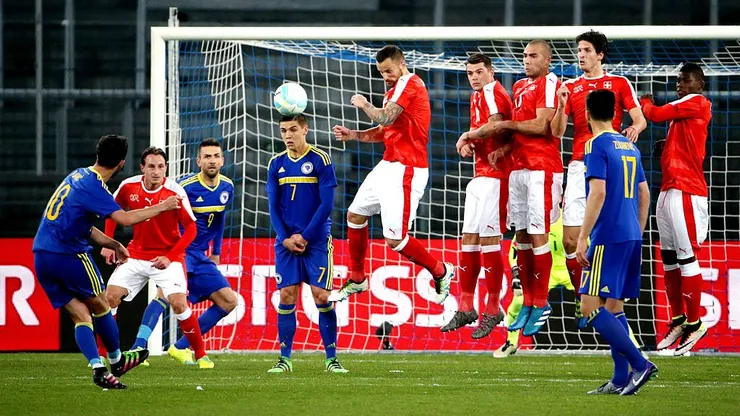 Miralem Pjanic, da Bósnia, marca o segundo gol no amistoso contra a Suíça em 2016 em Zurique. Philipp Schmidli/Getty Images