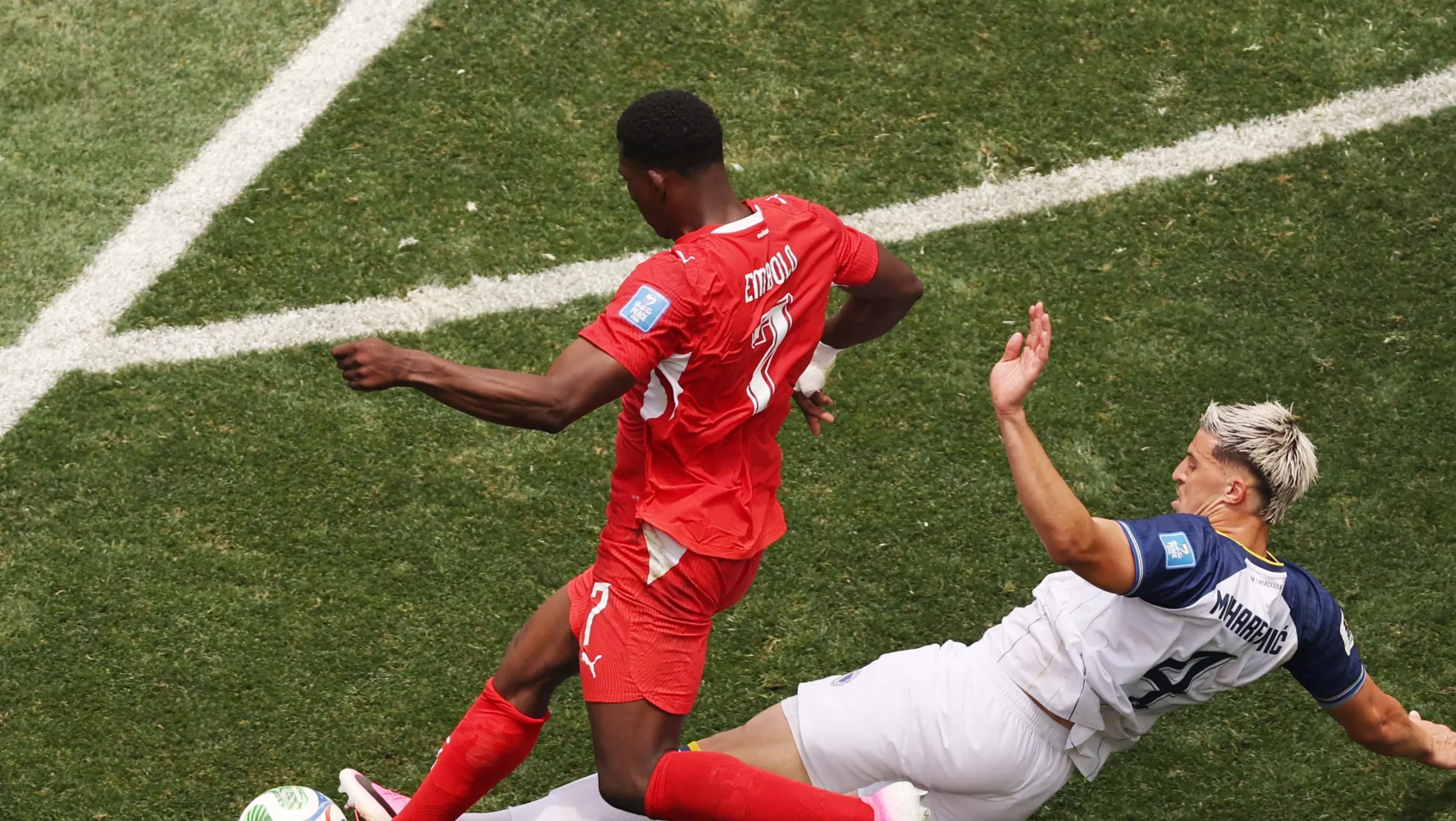 Foto: Richard Heathcote/Getty Images – Tarik foi expulso após falta dura em Embolo.