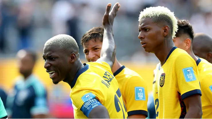 Caicedo discute com arbitragem.