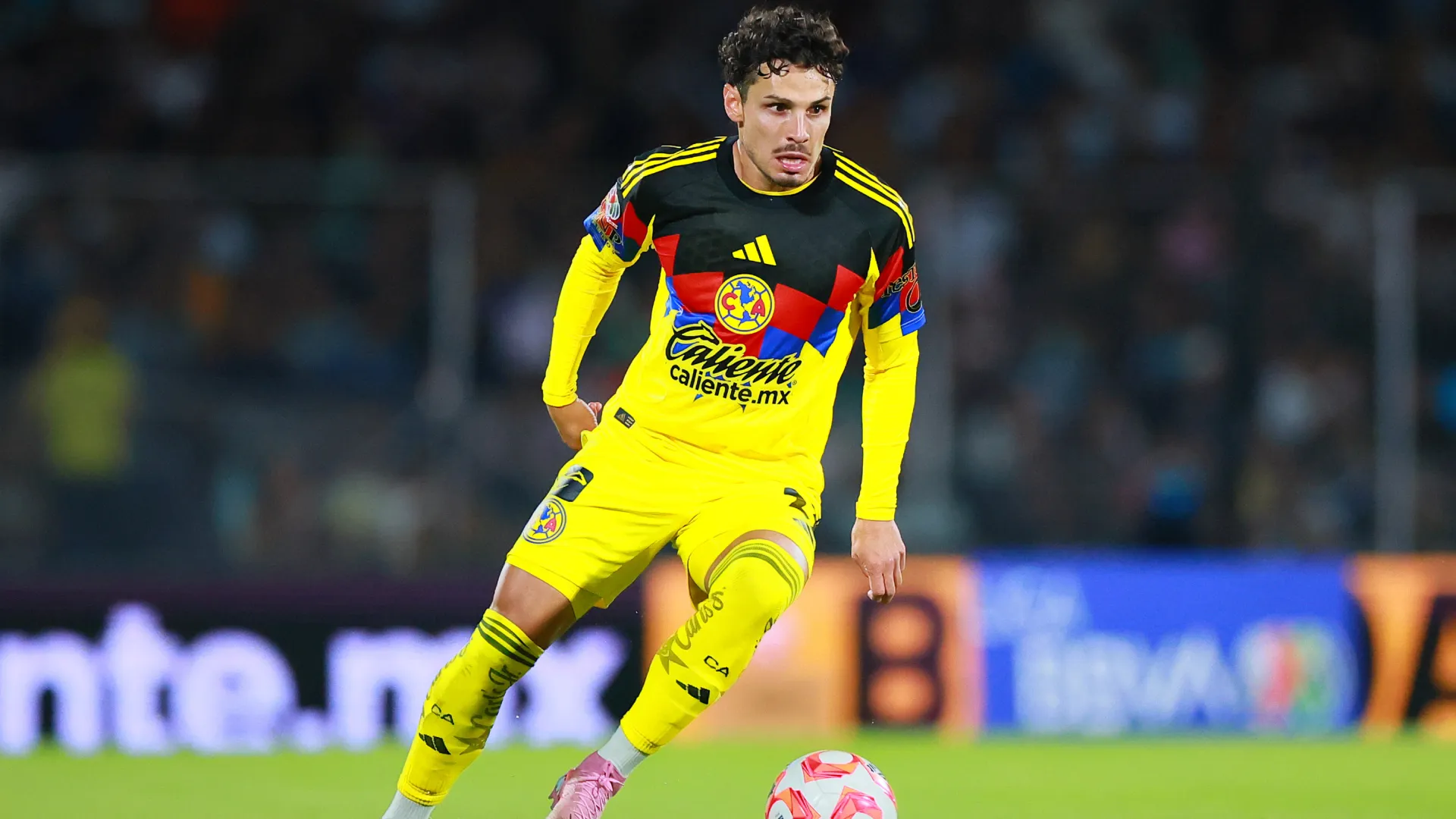 Veiga em ação pelo América do México – Foto: Manuel Velasquez/Getty Images
