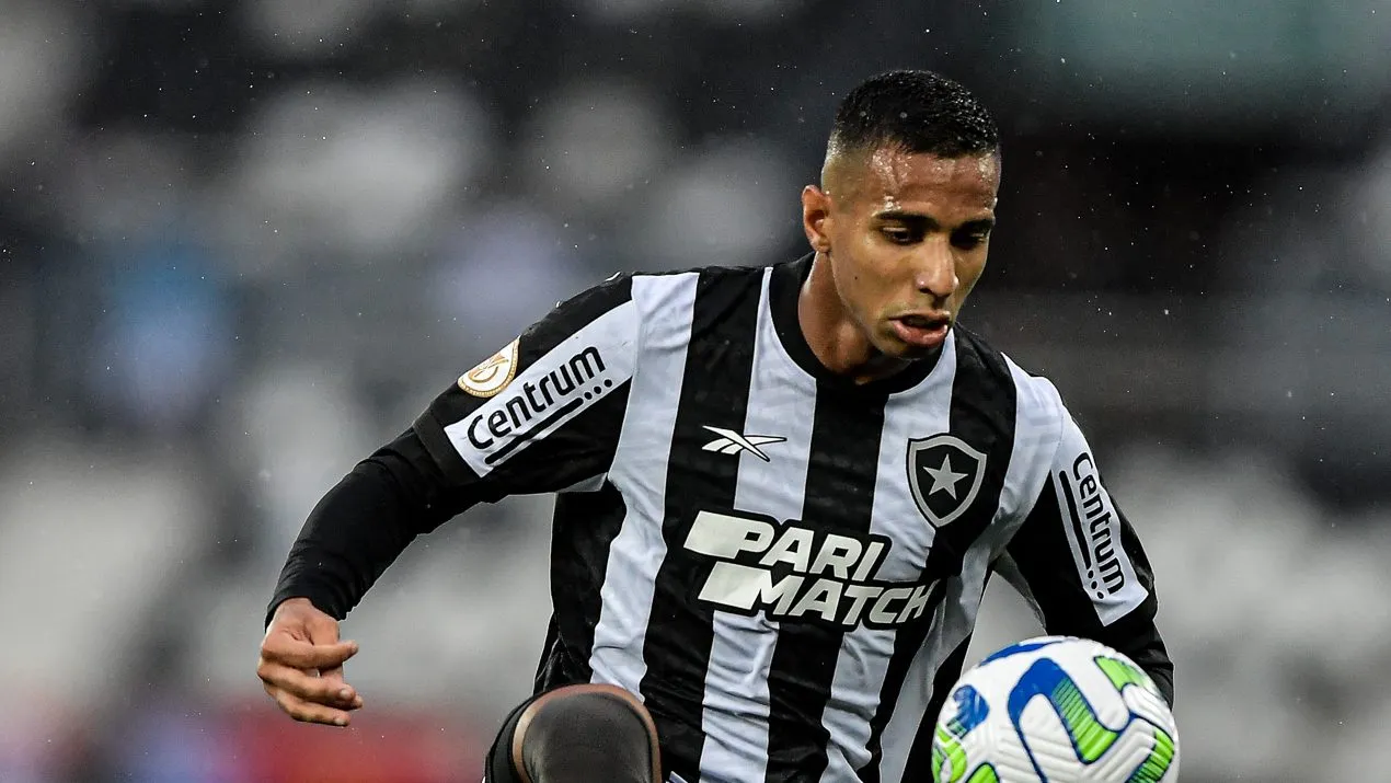 Victor Sa jogador do Botafogo durante partida contra o Bahia no estadio Engenhao pelo campeonato Brasileiro A 2023. Foto: Thiago Ribeiro/AGIF