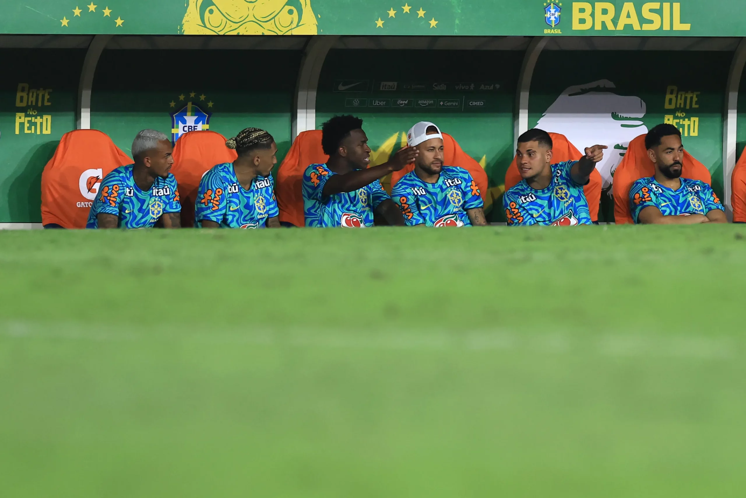 A dupla no banco de reservas. Photo by Buda Mendes/Getty Images