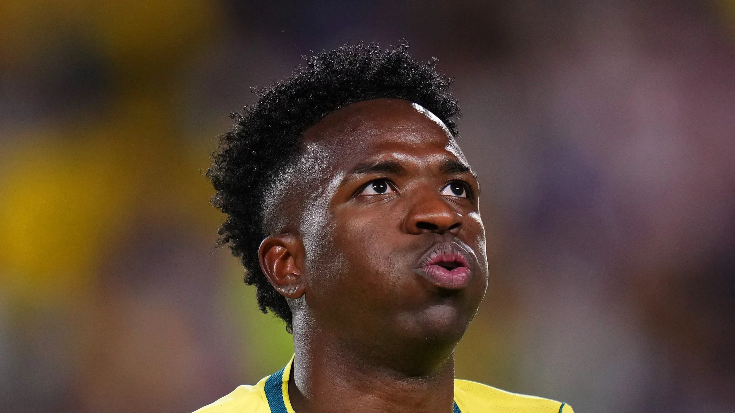 Foto: Rich Storry/Getty Images – Vinícius Júnior em ação durante jogo da Seleção.