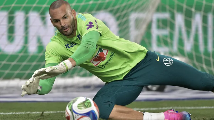 Weverton em treino da seleção